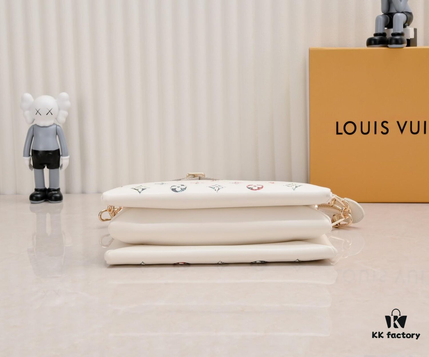 Exclusive Real Shot - Upgraded Version ‼️ M21353 Printed 57790 This Coussin Small Bag Features Monogram Embossed Lamb Leather with Floral Pattern Integrated into the LV Letters and Monogram Flowers