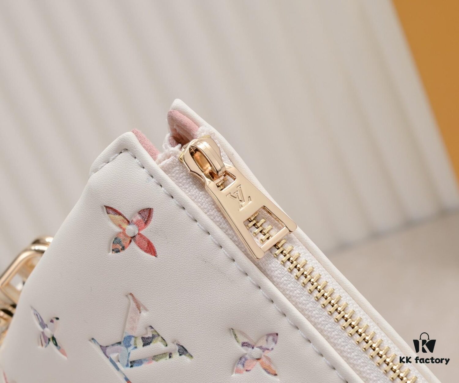 Exclusive Real Shot - Upgraded Version ‼️ M21353 Printed 57790 This Coussin Small Bag Features Monogram Embossed Lamb Leather with Floral Pattern Integrated into the LV Letters and Monogram Flowers