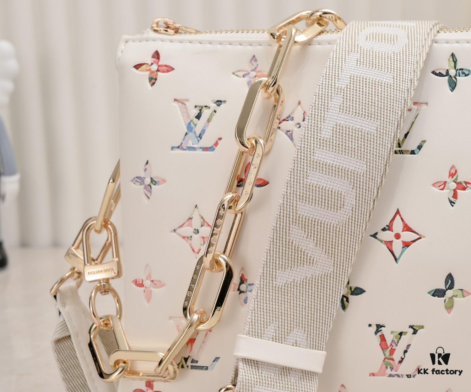 Exclusive Real Shot - Upgraded Version ‼️ M21353 Printed 57790 This Coussin Small Bag Features Monogram Embossed Lamb Leather with Floral Pattern Integrated into the LV Letters and Monogram Flowers