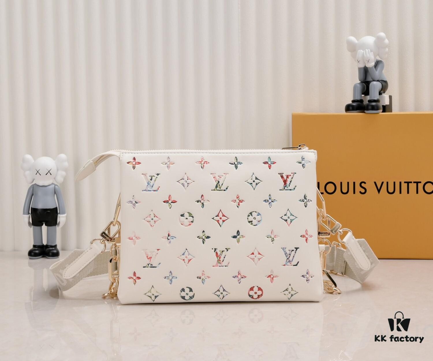 Exclusive Real Shot - Upgraded Version ‼️ M21353 Printed 57790 This Coussin Small Bag Features Monogram Embossed Lamb Leather with Floral Pattern Integrated into the LV Letters and Monogram Flowers