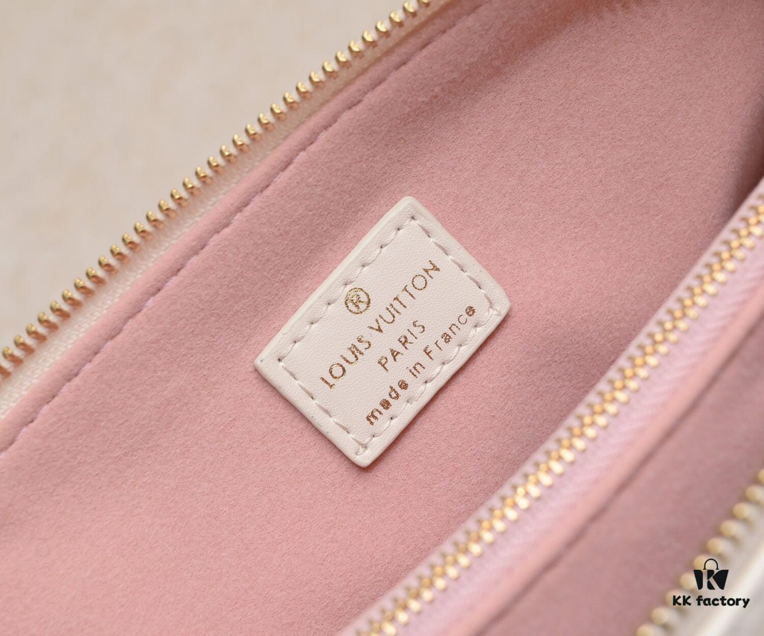 Exclusive Real Shot - Upgraded Version ‼️ M21353 Printed 57790 This Coussin Small Bag Features Monogram Embossed Lamb Leather with Floral Pattern Integrated into the LV Letters and Monogram Flowers