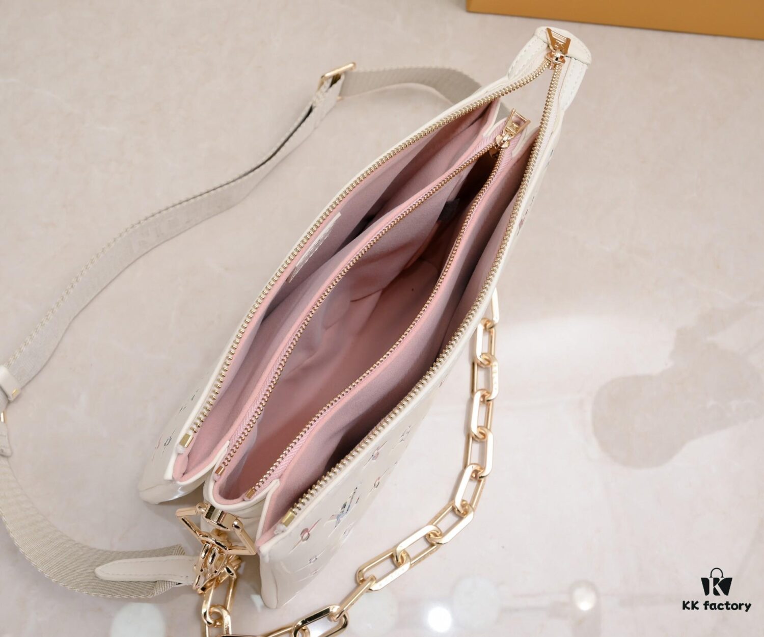 Exclusive Real Shot - Upgraded Version ‼️ M21353 Printed 57790 This Coussin Small Bag Features Monogram Embossed Lamb Leather with Floral Pattern Integrated into the LV Letters and Monogram Flowers