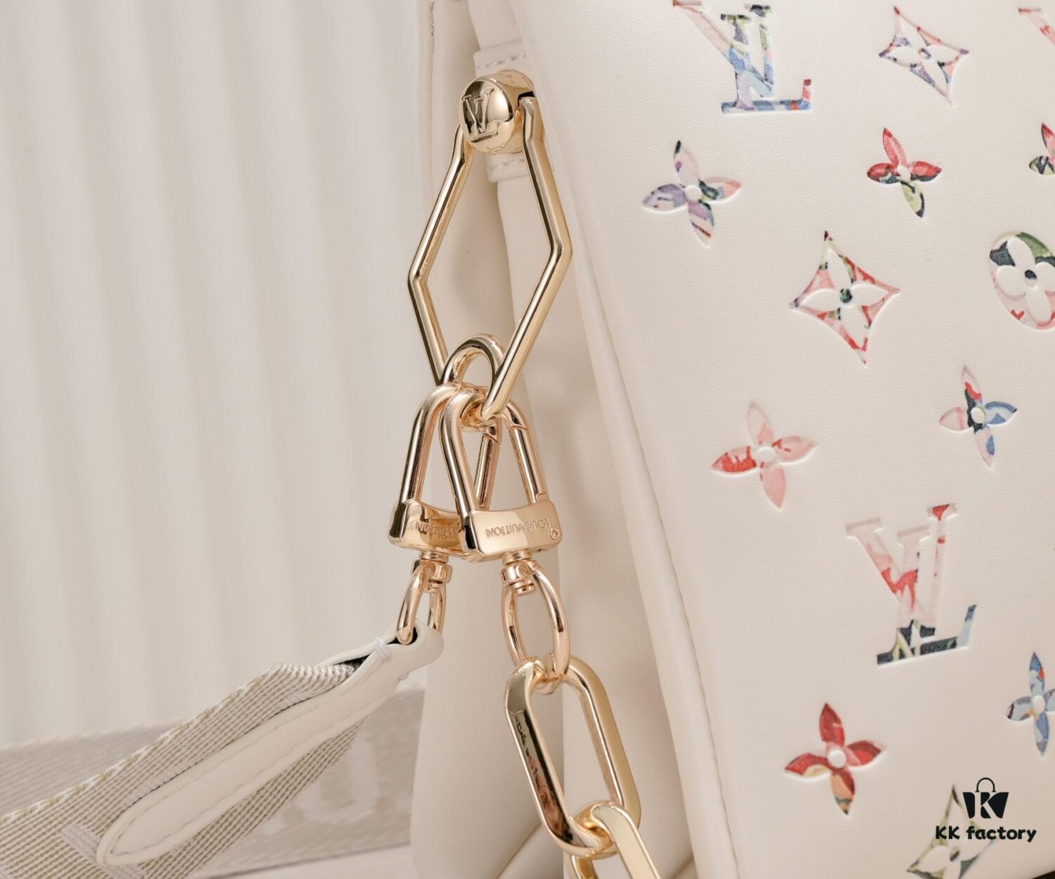 Exclusive Real Shot - Upgraded Version ‼️ M21353 Printed 57790 This Coussin Small Bag Features Monogram Embossed Lamb Leather with Floral Pattern Integrated into the LV Letters and Monogram Flowers