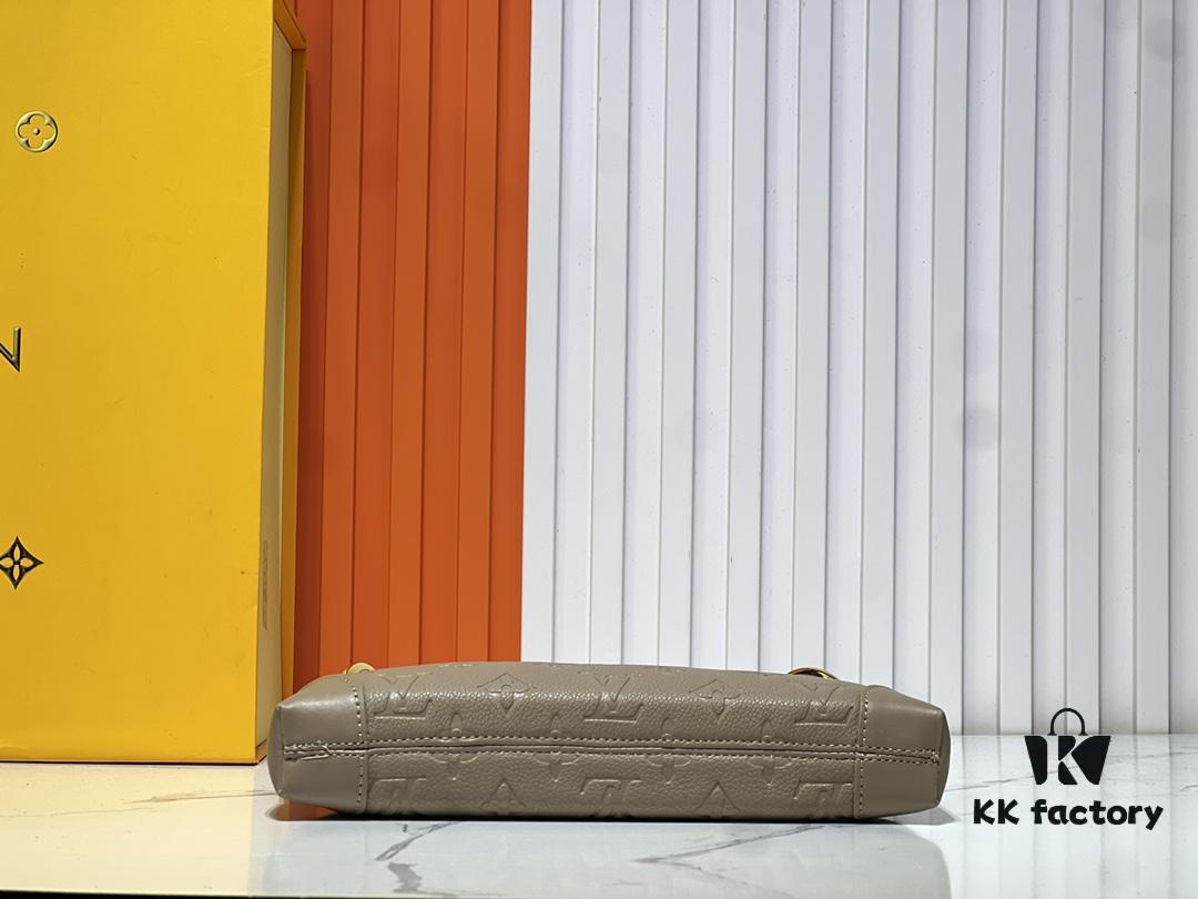 Upgraded Original M12174 This Pochette Sèvres Belongs to the LV Ski Collection, Ready to Shine in a 'Sparkling' Gunmetal Tone