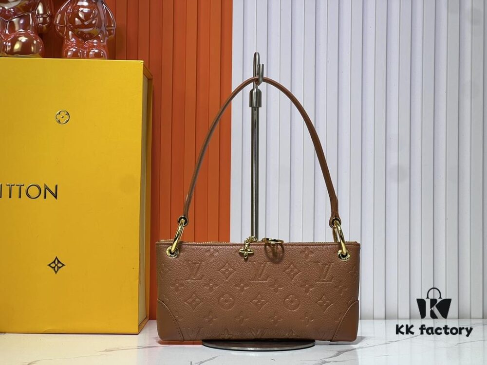 Upgraded Original M12174 This Pochette Sèvres Belongs to the LV Ski Collection, Ready to Shine in a 'Sparkling' Gun-Metal Tone