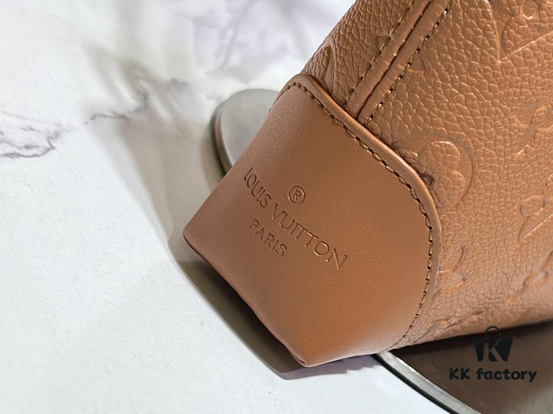 Upgraded Original M12174 This Pochette Sèvres Belongs to the LV Ski Collection, Ready to Shine in a 'Sparkling' Gun-Metal Tone