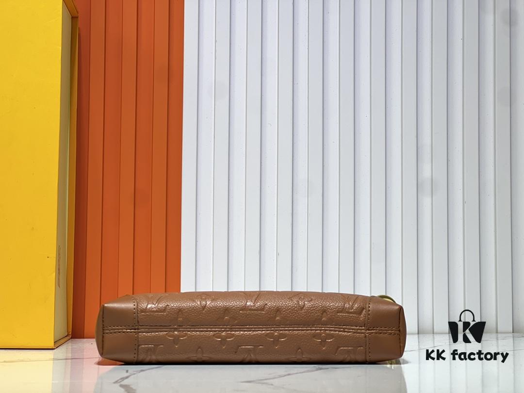 Upgraded Original M12174 This Pochette Sèvres Belongs to the LV Ski Collection, Ready to Shine in a 'Sparkling' Gun-Metal Tone