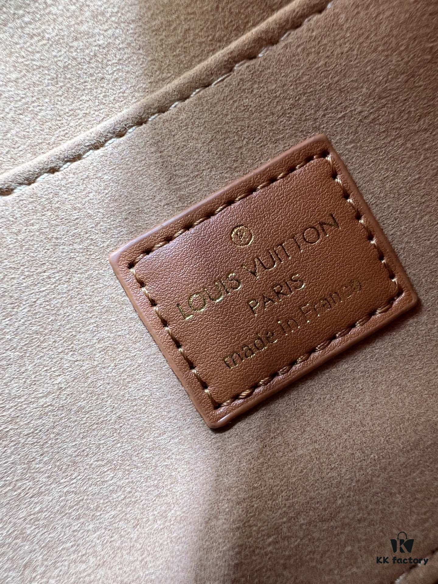 Upgraded Original M12174 This Pochette Sèvres Belongs to the LV Ski Collection, Ready to Shine in a 'Sparkling' Gun-Metal Tone