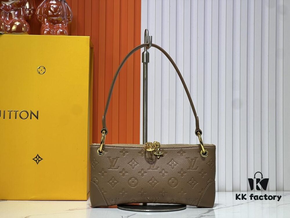 Upgraded Original M12174 This Pochette Sèvres Belongs to the LV Ski Collection, Ready to Shine in a 'Sparkling' Gunmetal Tone