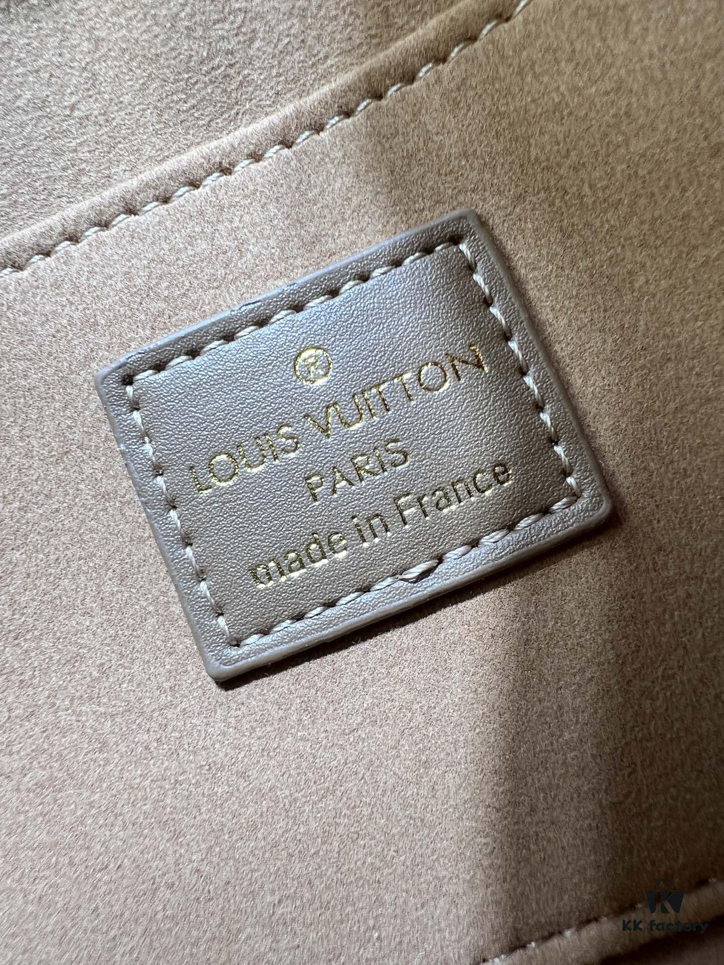 Upgraded Original M12174 This Pochette Sèvres Belongs to the LV Ski Collection, Ready to Shine in a 'Sparkling' Gunmetal Tone