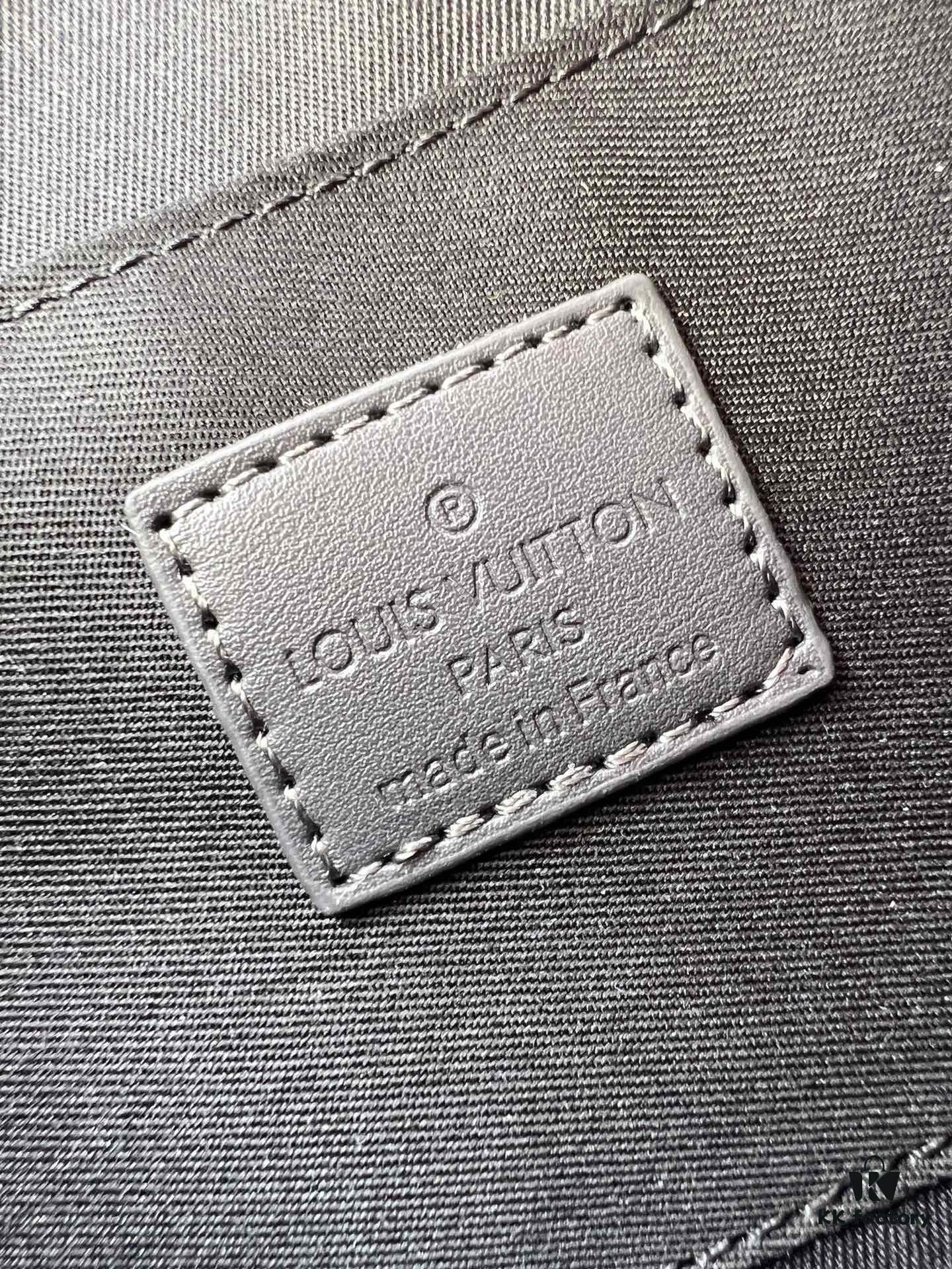 Upgraded Original M12174 This Pochette Sèvres Belongs to the LV Ski Collection, Ready to Shine in a 'Sparkling' Gunmetal Tone