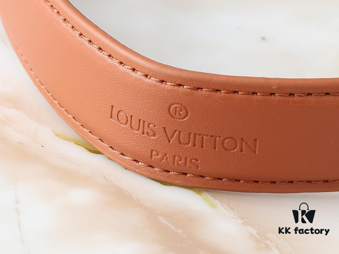 Upgraded Original M12174 This Pochette Sèvres Belongs to the LV Ski Collection, Ready to Shine in a 'Sparkling' Gunmetal Tone