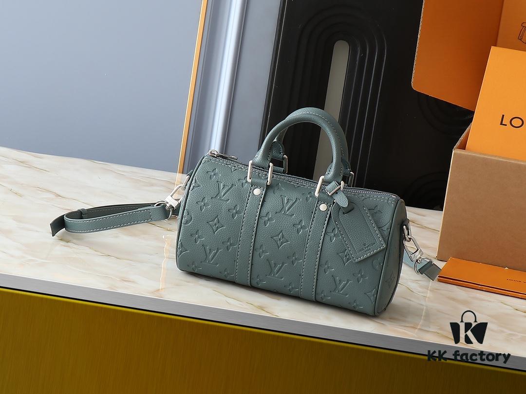 Upgraded Original M00148 Color Gradient Check M13866 Misty Lake Blue Men's Bag Pillow Bag Speedy HR Series This Keepall 25 Handbag is Crafted from Monogram Eclipse Reverse Canvas Showcasing an Elegant Reinterpretation of Louis Vuitton's Classic Pattern Reinforced Straps and Leather Label Continue the Iconic Elements of the Keepall Collection Zipper Closure Ensures Personal Belongings Travel Securely Dimensions 25.0 x 15.0 x 11.0cm (Length x Height x Width)