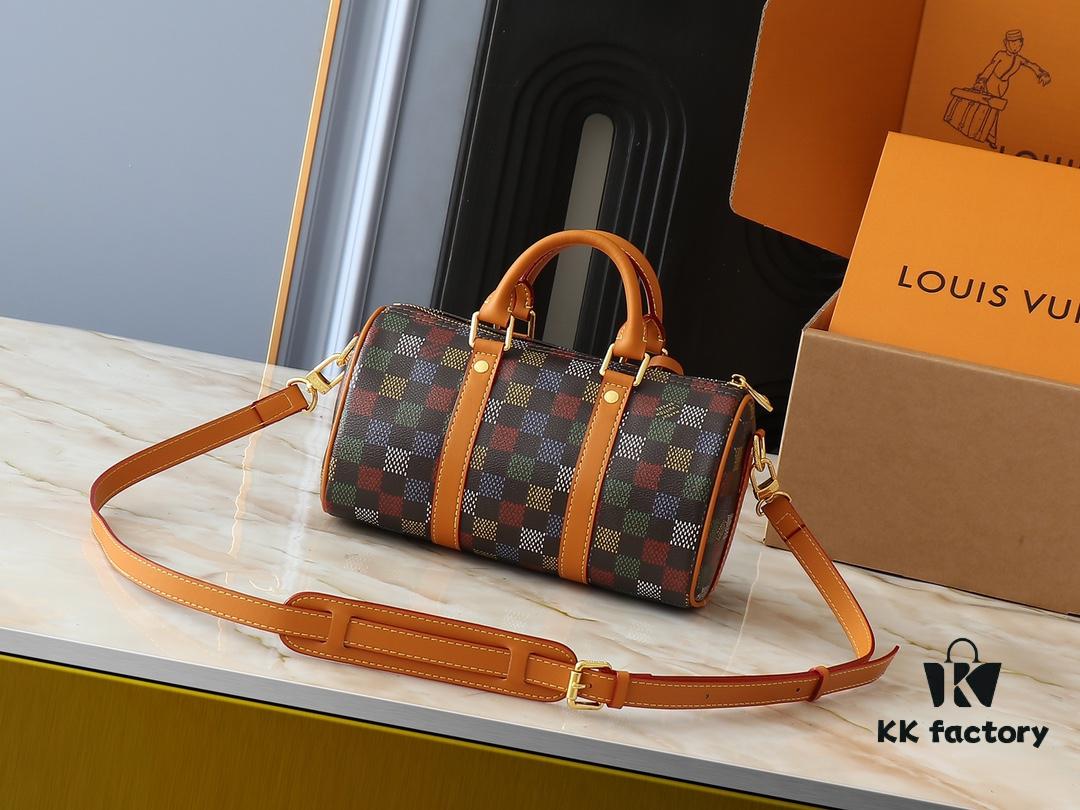 Upgraded Original M00148 Color Gradient Check M13866 Misty Lake Blue Men's Bag Pillow Bag Speedy HR Series This Keepall 25 Handbag is Crafted from Monogram Eclipse Reverse Canvas Showcasing an Elegant Reinterpretation of Louis Vuitton's Classic Pattern Reinforced Straps and Leather Nameplate Continue the Iconic Elements of the Keepall Collection Zippered Closure Ensures Personal Belongings Travel Securely Dimensions 25.0 x 15.0 x 11.0cm (Length x Height x Width)
