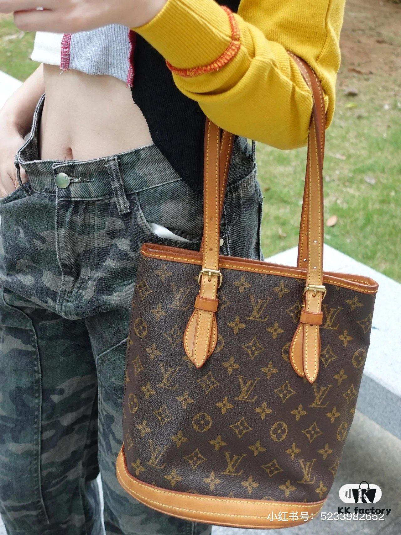 Color-Changing Yellow Leather Bag 🔥 Authentic Quality, High-End Craftsmanship, Highly Recommended, Mother-and-Child Pouch, Extremely Practical, Louis Vuitton-Style Interior, Original Sample Cut, Louis Vuitton LV New Women's Shoulder Bag, Round Barrel Bag M42238, Size 23*26*16cm 💪💪💪