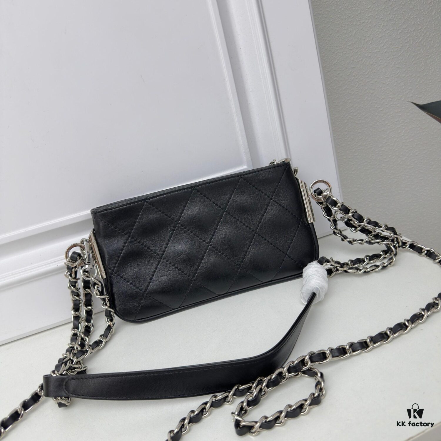 Top Quality Genuine Top-Grain Leather Vintage Chanel Chain Bag, Lazy and Stylish, Perfectly Sized at 22 x 13cm