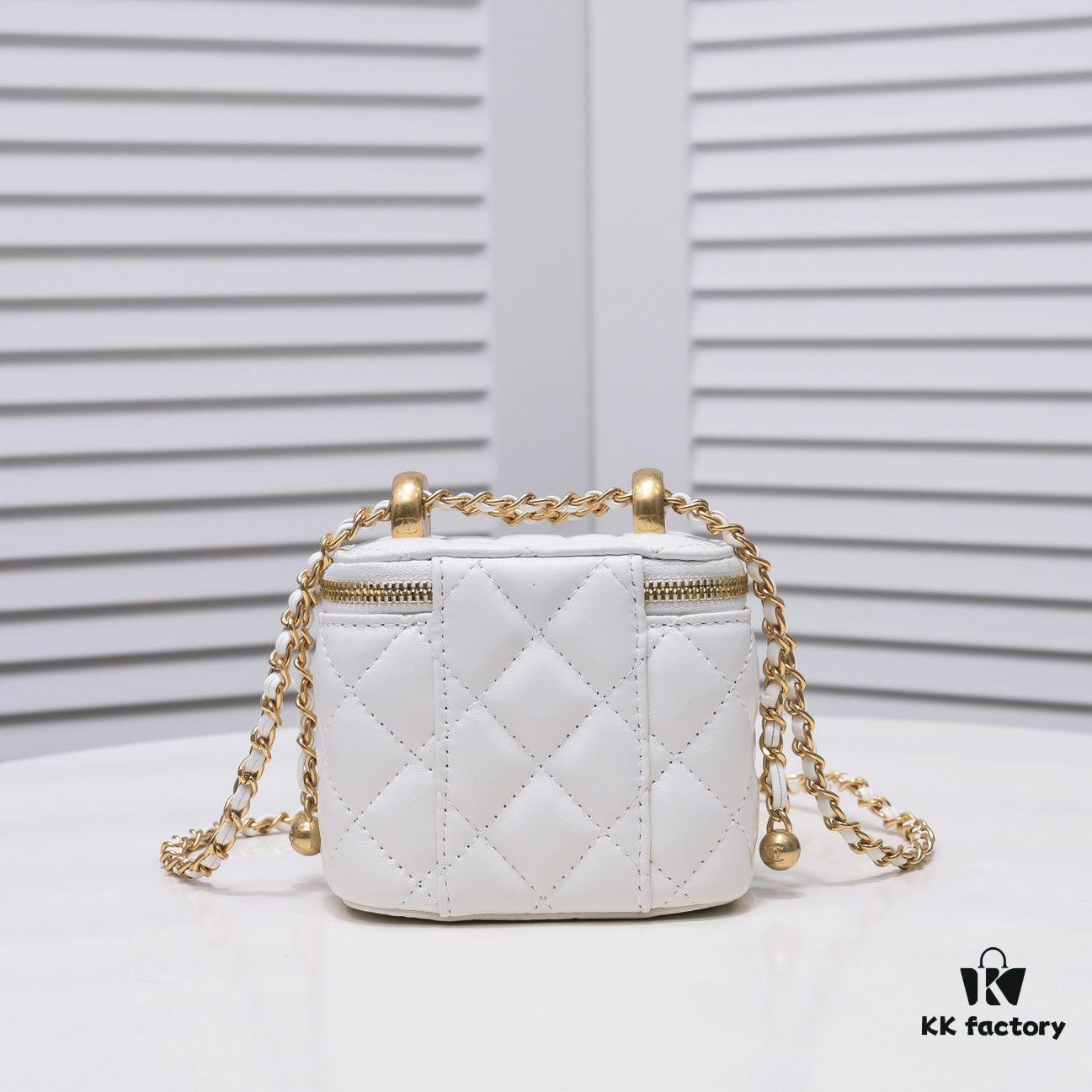 Chanel 2021 Fall/Winter New Arrival Handheld Makeup Pouch, Compact Storage Box, Authentic Hardware, Adjustable Strap, Premium Imported Lamb Leather