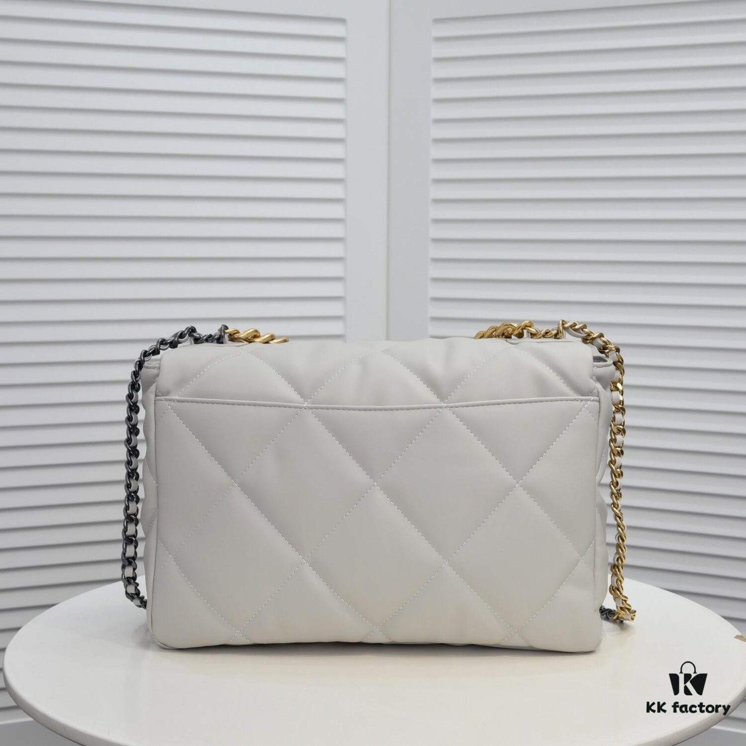 Off-white Large Chanel Latest Bestseller Release 📣📣 Same as Boutique, Imported Cowhide Leather with Super Soft Touch