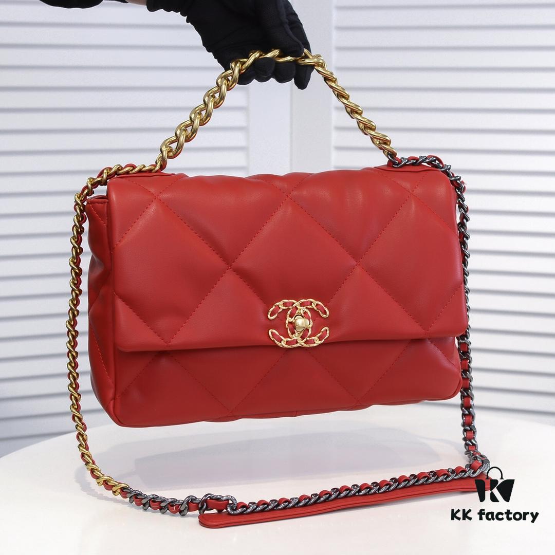 Large Red Medium-Sized Chanel Latest Bestseller Now Available 📣📣 Synchronized with Counter Release🤭 Premium Imported Calfskin 🐂 Extremely Soft Touch. Excellent Fit, Can Be Carried by Hand, on Shoulder, or Crossbody, Fully Showcasing Women's Elegant Charm 💃 Act Now!
