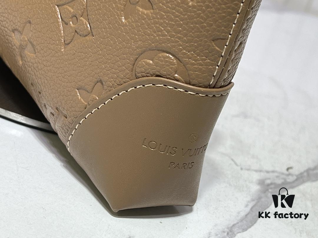 Upgraded Original M12174 This Pochette Sèvres Belongs to the LV Ski Collection, Ready to Shine in a 'Sparkling' Gunmetal Tone