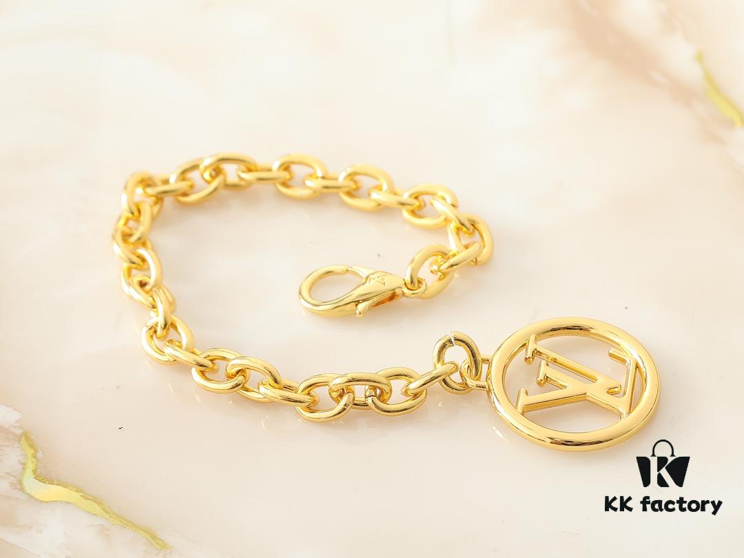 Upgraded Original M12145 White M12144 Black M12211 Blue This Nano Madeleine Bag Features a Miniature Version of the Madeleine Bag Crafted in Monogram Empreinte Leather with a Classic S-Lock Clasp and a Detachable Chain Accented with the LV Circle Logo Ideal for Carrying Daily Essentials and Can Be Handheld Worn on the Shoulder or Crossbody Dimensions: 12.5 x 6 x 21 cm (Height x Width x Length)