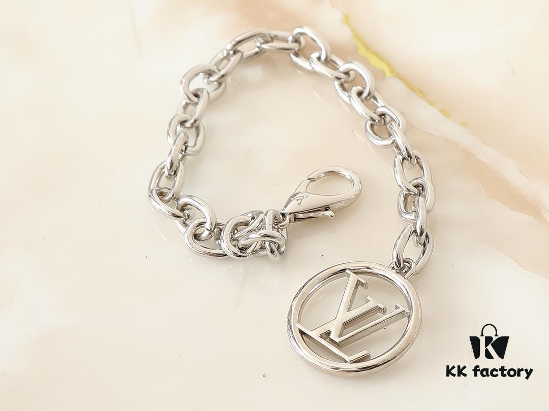 Upgraded Original Version M12145 White M12144 Black M12211 Blue This Nano Madeleine Bag Features a Miniaturized Interpretation of the Madeleine Bag Crafted in Monogram Empreinte Leather Complemented by a Classic S-Lock Closure and a Detachable Chain Accented with the LV Circle Signature Offering Ample Space for Daily Essentials and Can Be Carried as a Top Handle Crossbody or Shoulder Bag Dimensions: 12.5 x 6 x 21 cm (Height Width Length)