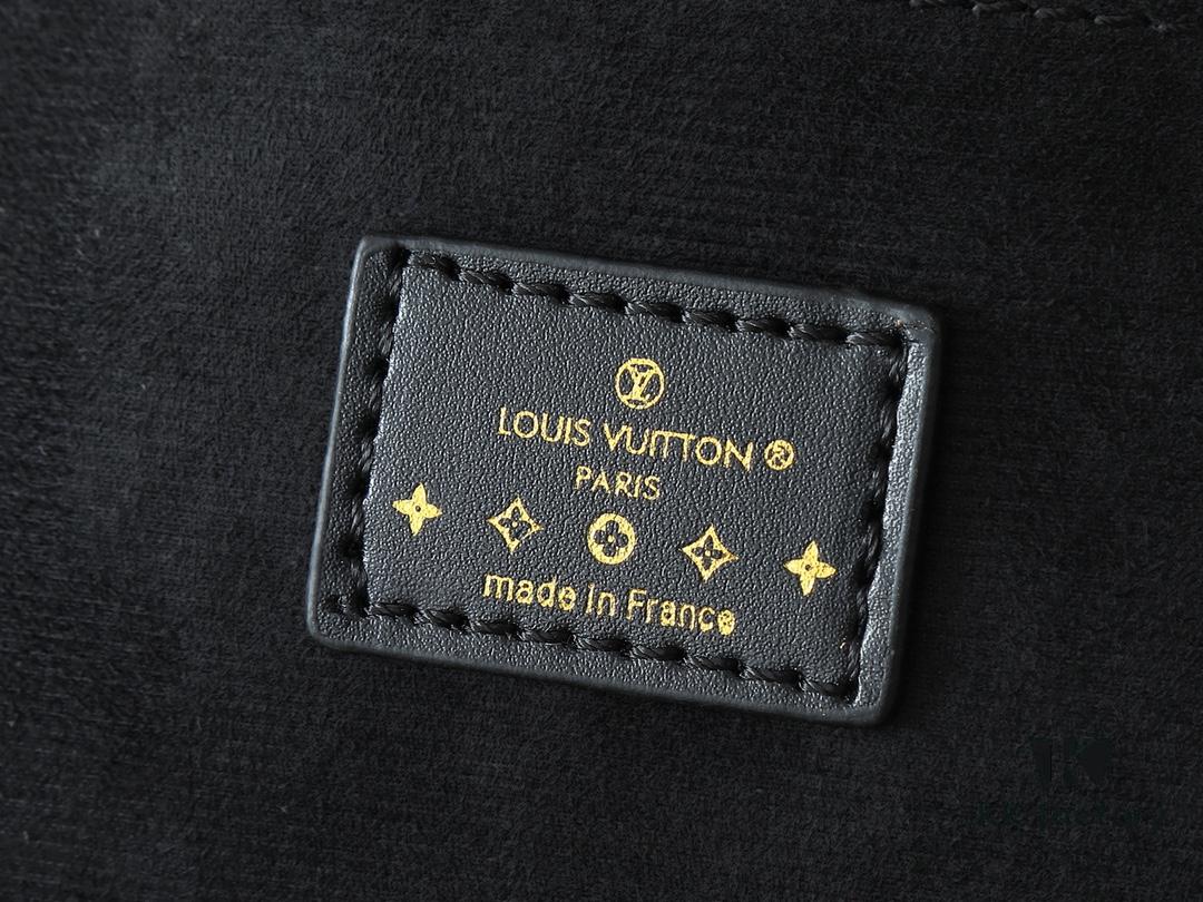 Upgraded Original M25081 LV Latest Runway Style Size: 27x17x8 cm