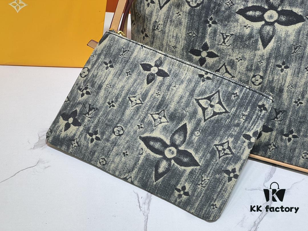 M45865 M40995 This Neverfull Medium Bag is crafted from Monogram Tiles canvas in a tote silhouette, accented with leather trim outlining the top and handles. The central LV Circle signature complements the watercolor-effect Monogram pattern, while the printed zip pouch can be removed for separate use.