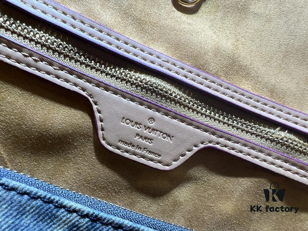 M45865 M40995 This Neverfull Medium Bag is crafted from Monogram Tiles canvas in a tote silhouette, accented with leather trim outlining the top and handles. The central LV Circle signature complements the watercolor-effect Monogram pattern, while the printed zip pouch can be removed for separate use.