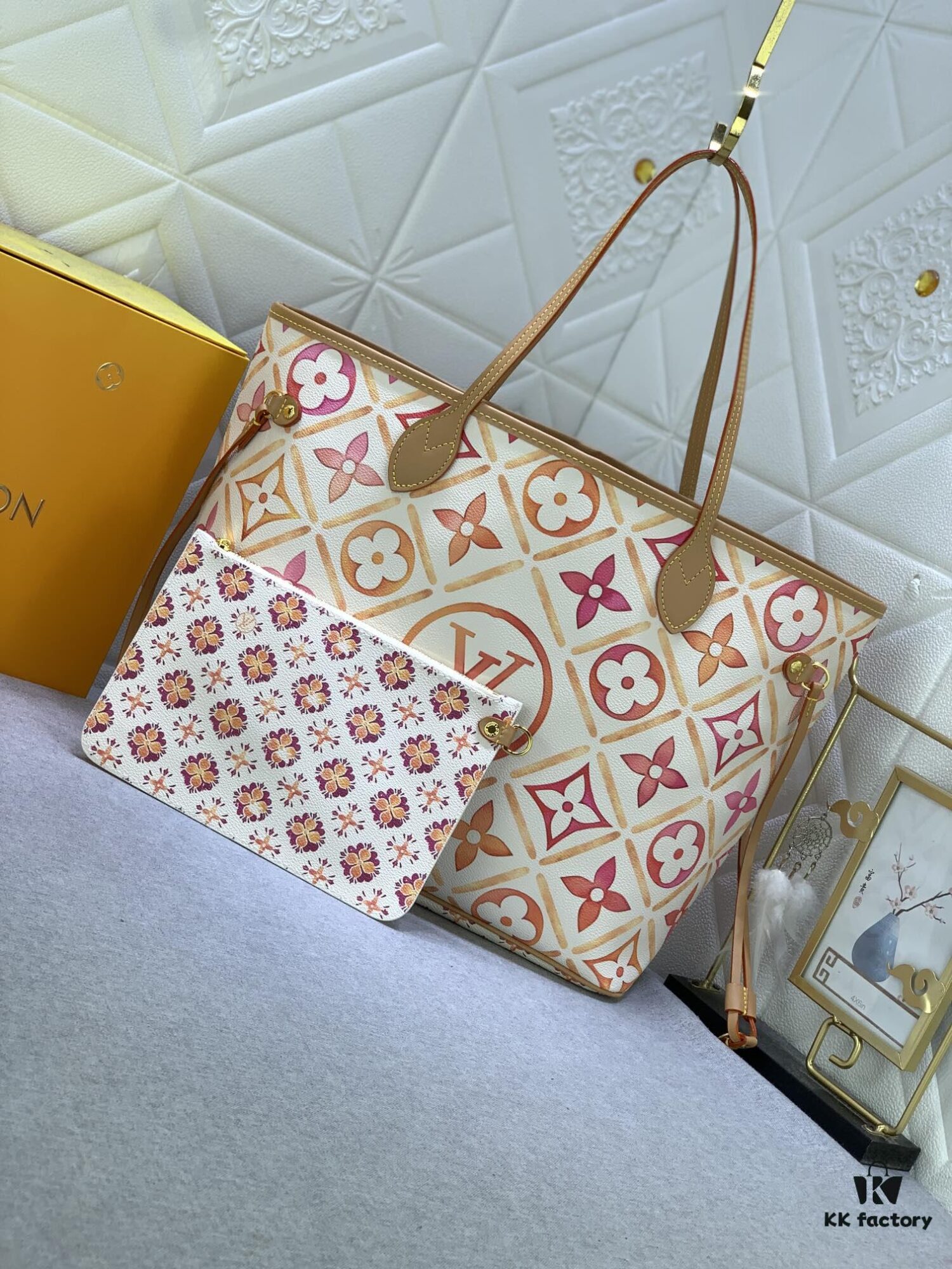 Upgraded Original M25317 M11263 M40995 This Medium Neverfull Tote Bag Features a Monogram Tiles Canvas Construction with Leather Trims Defining the Top and Handles