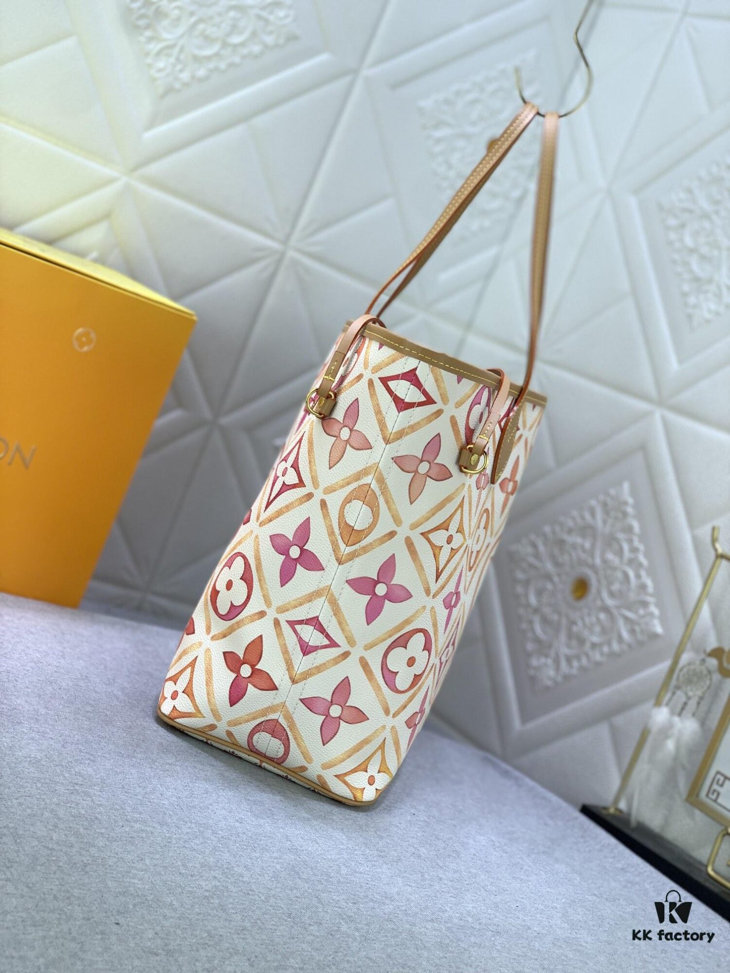 Upgraded Original M25317 M11263 M40995 This Medium Neverfull Tote Bag Features a Monogram Tiles Canvas Construction with Leather Trims Defining the Top and Handles