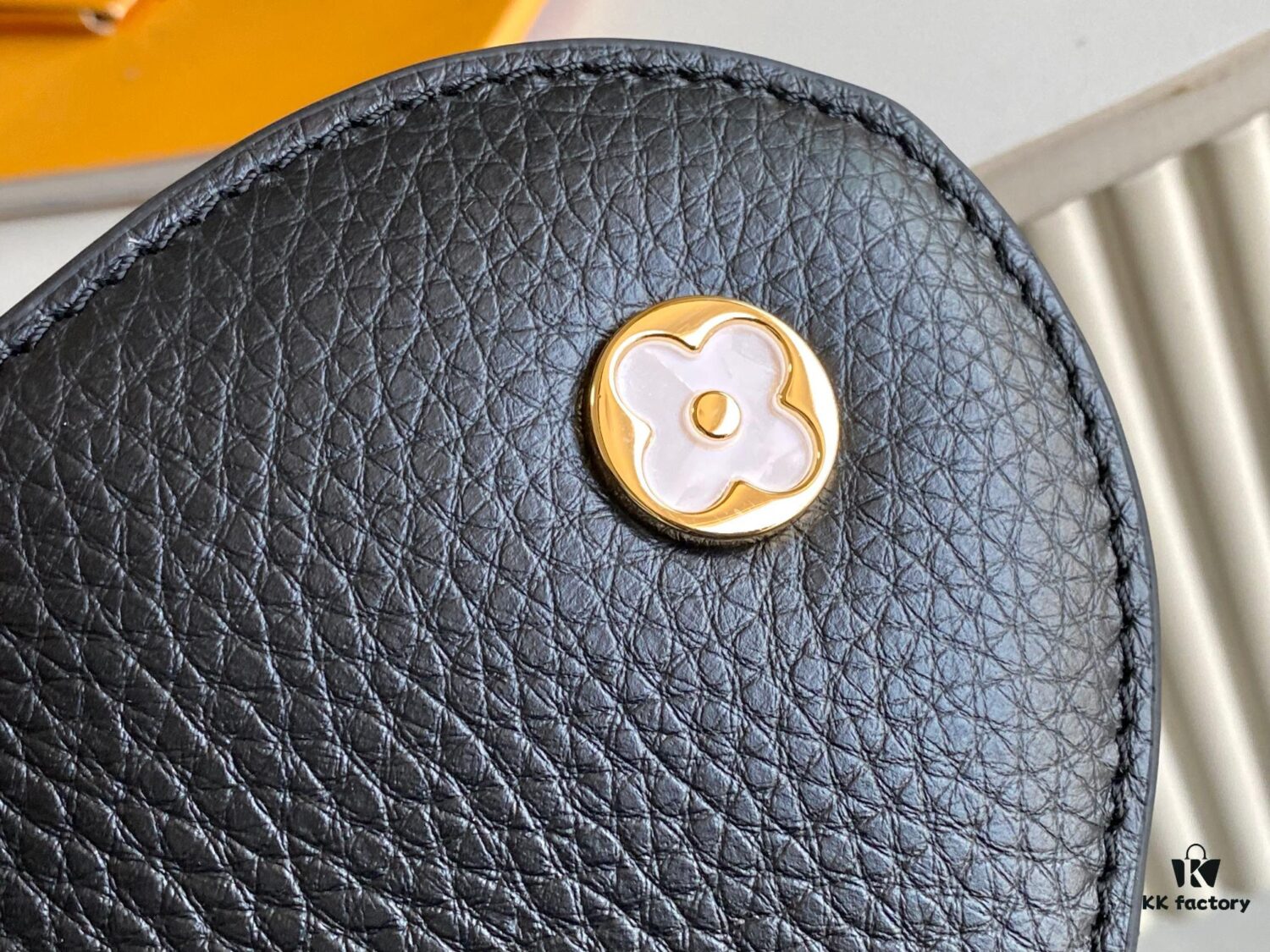 Supreme Grade Full Set Packaging 【Premium Original Leather M23263💋 M23332 Black White Shell】Capucines Medium Handbag