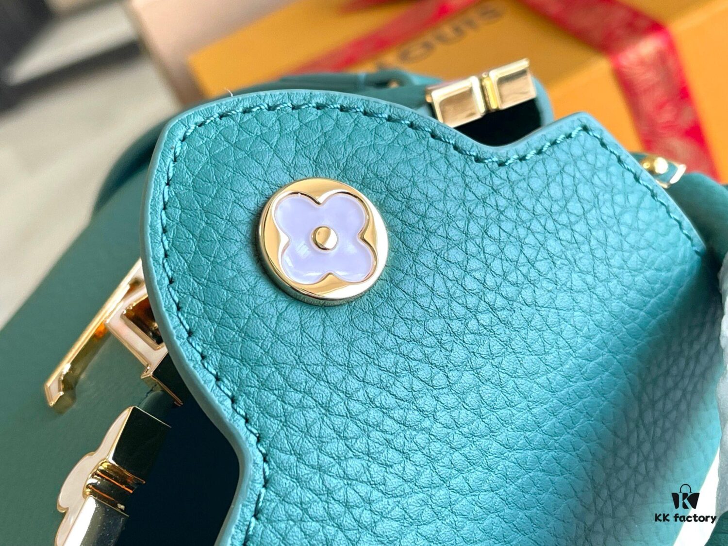 Capucines Mini Handbag Capucines Flower Crown Bag in Full-Grain Taurillon Leather with Monogram Flowers M23766 💋 M23330 Green White Shell