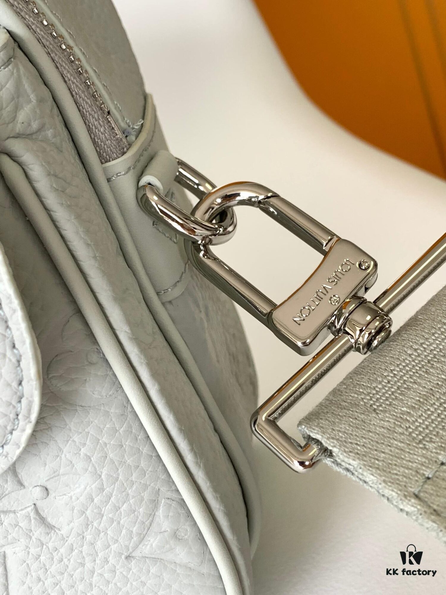 Top Quality Original Copy New Arrival M23152 Gray Full Leather Embossed Messenger Bag Series - This S Lock Messenger Bag Crafted from Soft Taurillon Leather in Elegant Black with the Brand's Iconic Monogram Embossing