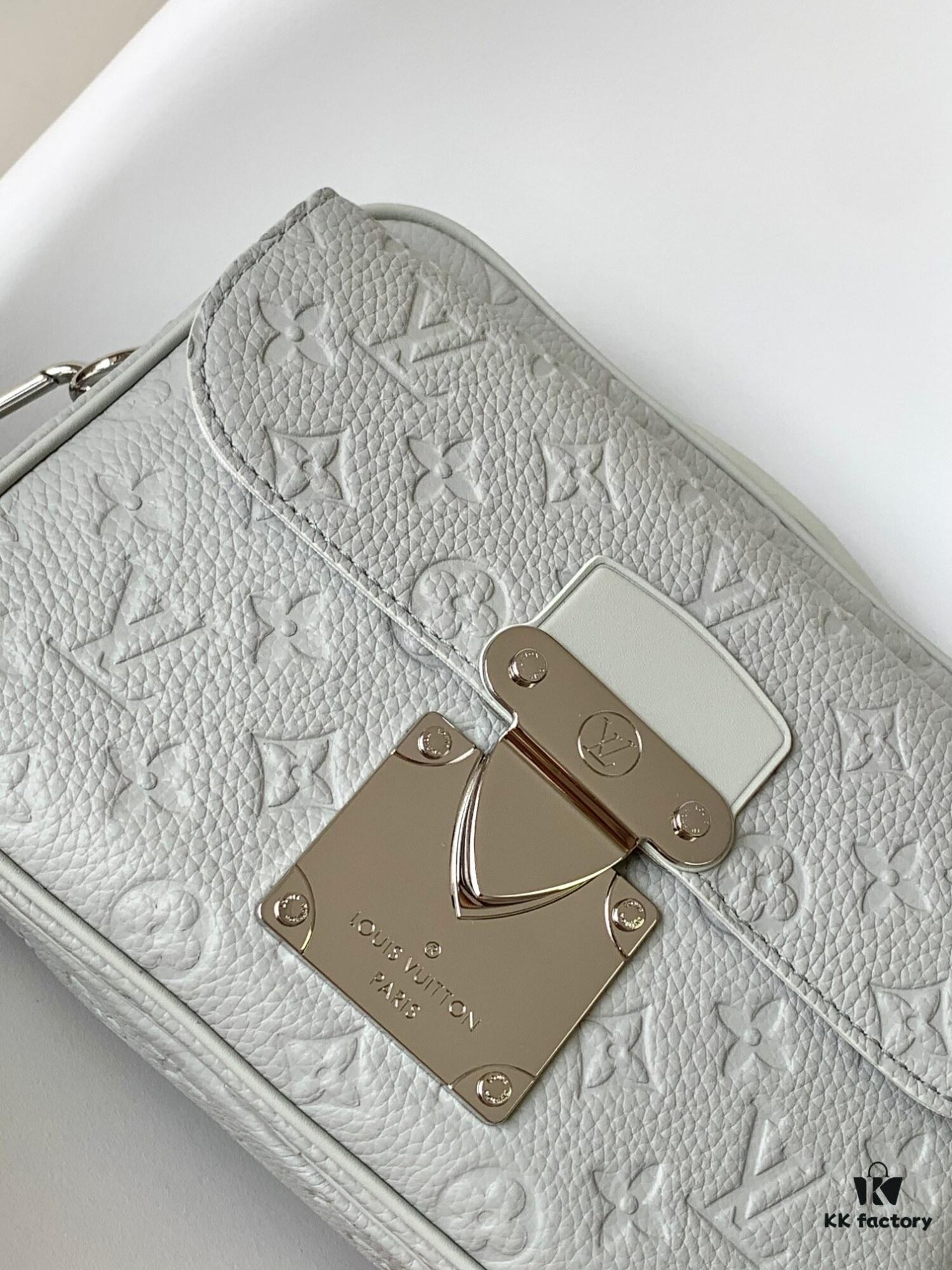 Top Quality Original Copy New Arrival M23152 Gray Full Leather Embossed Messenger Bag Series - This S Lock Messenger Bag Crafted from Soft Taurillon Leather in Elegant Black with the Brand's Iconic Monogram Embossing