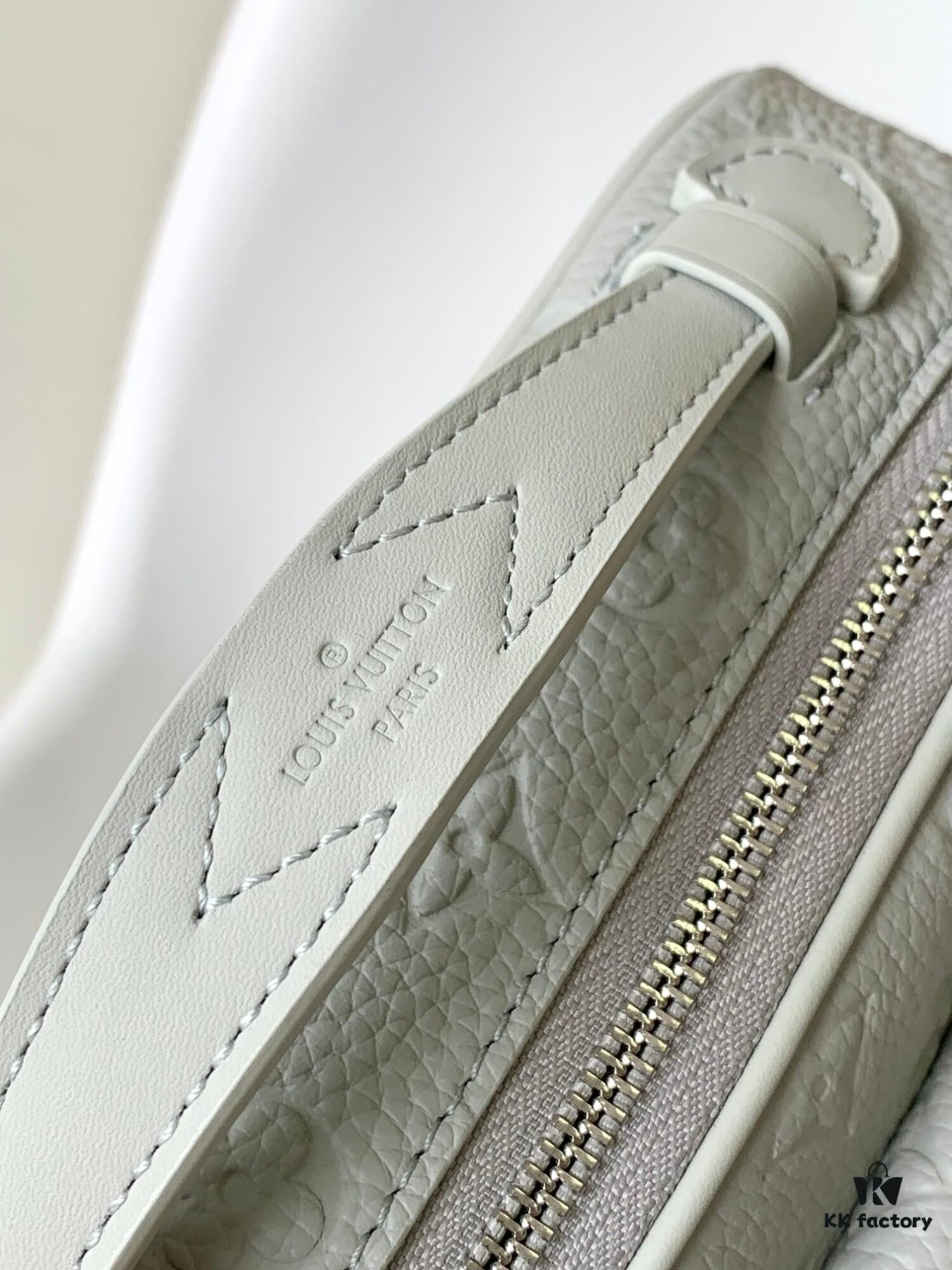 Top Quality Original Copy New Arrival M23152 Gray Full Leather Embossed Messenger Bag Series - This S Lock Messenger Bag Crafted from Soft Taurillon Leather in Elegant Black with the Brand's Iconic Monogram Embossing