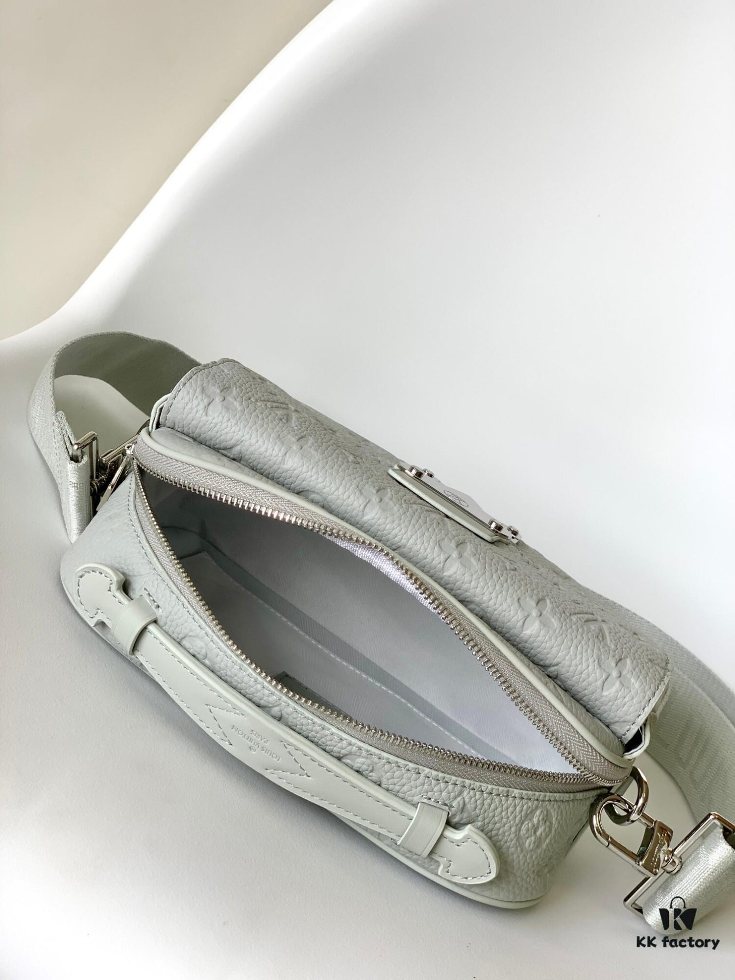 Top Quality Original Copy New Arrival M23152 Gray Full Leather Embossed Messenger Bag Series - This S Lock Messenger Bag Crafted from Soft Taurillon Leather in Elegant Black with the Brand's Iconic Monogram Embossing