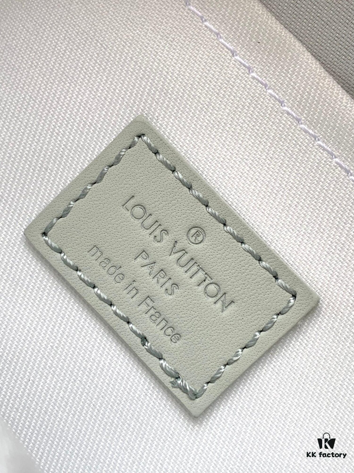 Top Quality Original Copy New Arrival M23152 Gray Full Leather Embossed Messenger Bag Series - This S Lock Messenger Bag Crafted from Soft Taurillon Leather in Elegant Black with the Brand's Iconic Monogram Embossing