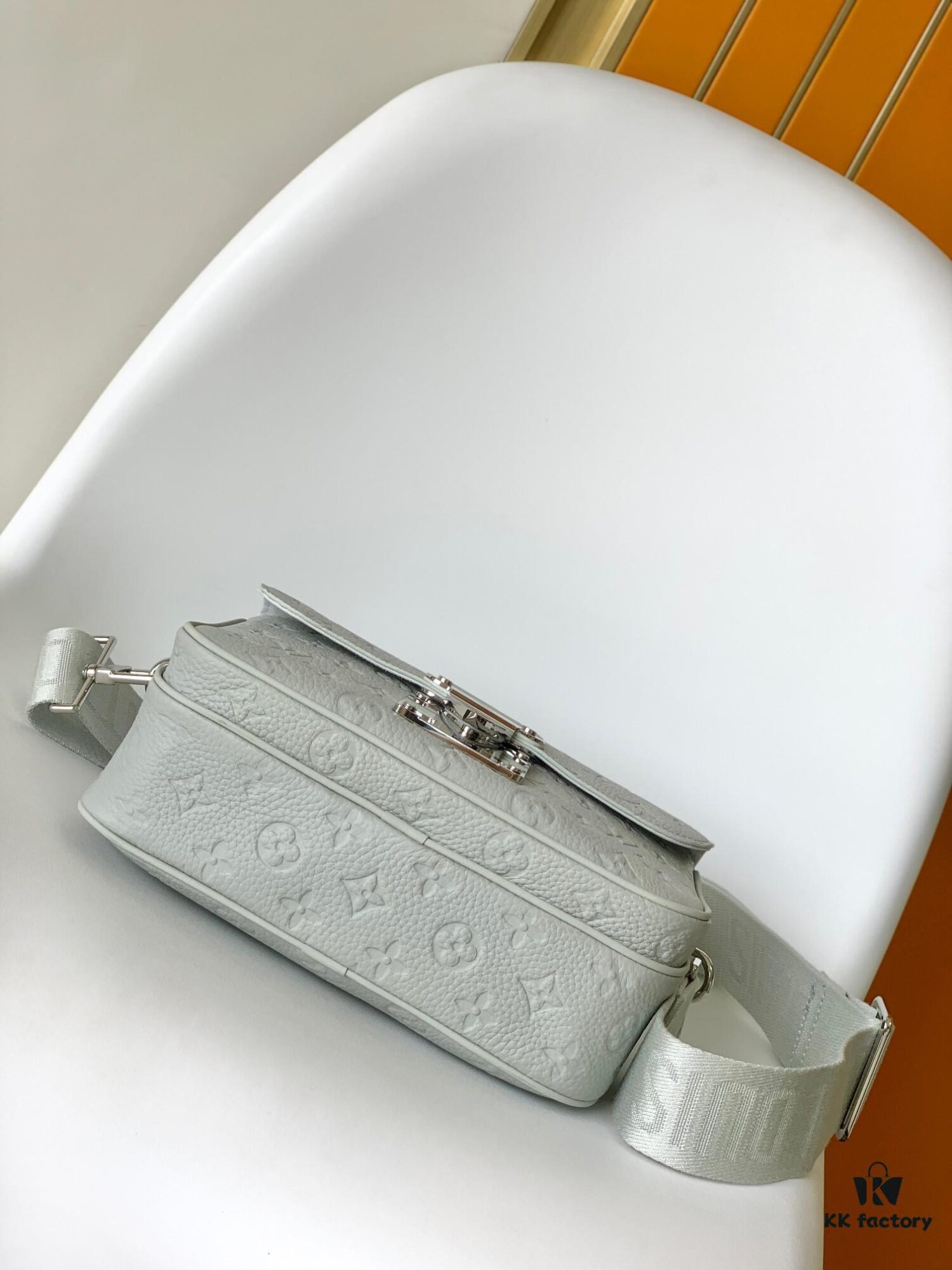 Top Quality Original Copy New Arrival M23152 Gray Full Leather Embossed Messenger Bag Series - This S Lock Messenger Bag Crafted from Soft Taurillon Leather in Elegant Black with the Brand's Iconic Monogram Embossing