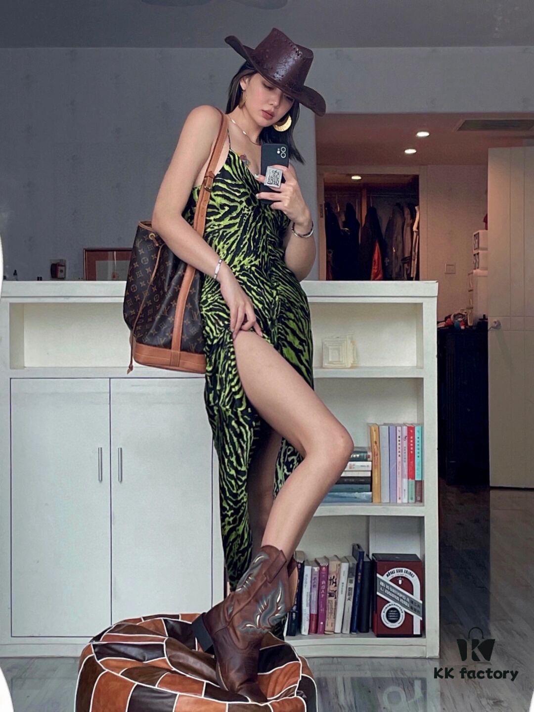 Vintage Large Bucket Bag ⬇️ Super Popular 🔥🔥⬇️ M42224 Lv Limited Edition Drawstring Bucket Bag, King of Cost Performance