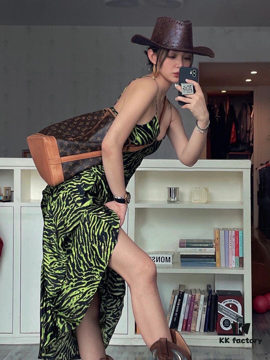 Vintage Large Bucket Bag ⬇️ Super Popular 🔥🔥⬇️ M42224 Lv Limited Edition Drawstring Bucket Bag, King of Cost Performance