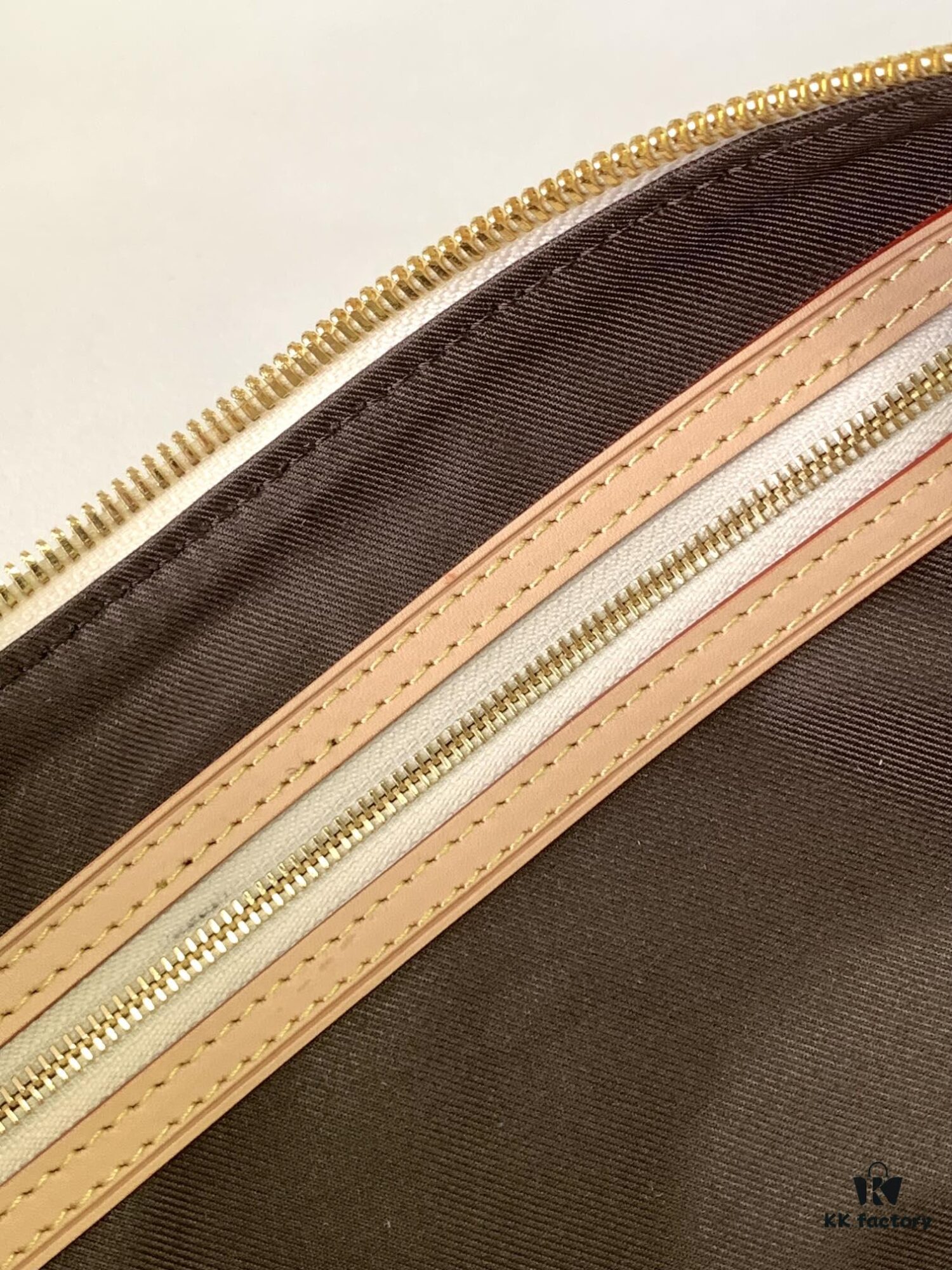 M24901 Black M24233 White Year's Hottest LV X YK Keepall 50 Combines Classic Design with Iconic Details