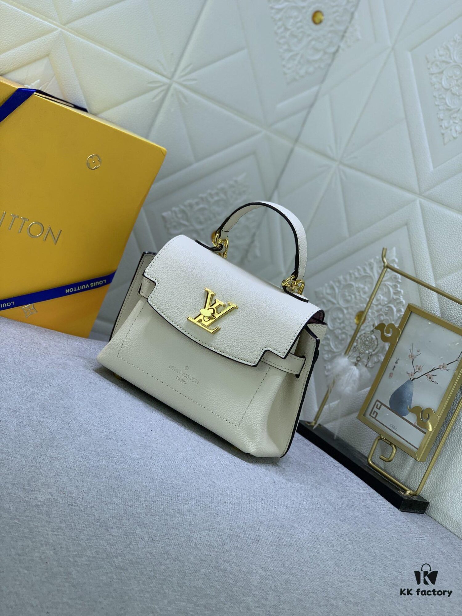 Upgraded Original M22626 M21088 M21052 M20997 This Season, the Petite Lockme Ever Mini Bag Features Fashionable New Hues in Grained Calfskin Leather