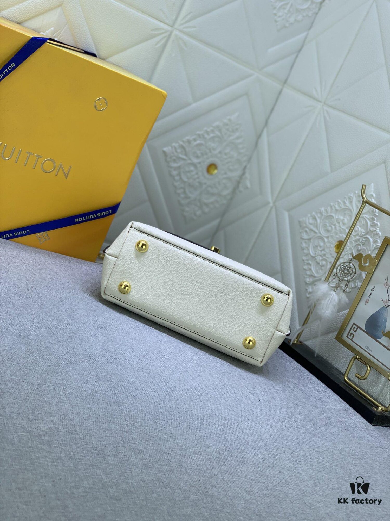 Upgraded Original M22626 M21088 M21052 M20997 This Season, the Petite Lockme Ever Mini Bag Features Fashionable New Hues in Grained Calfskin Leather