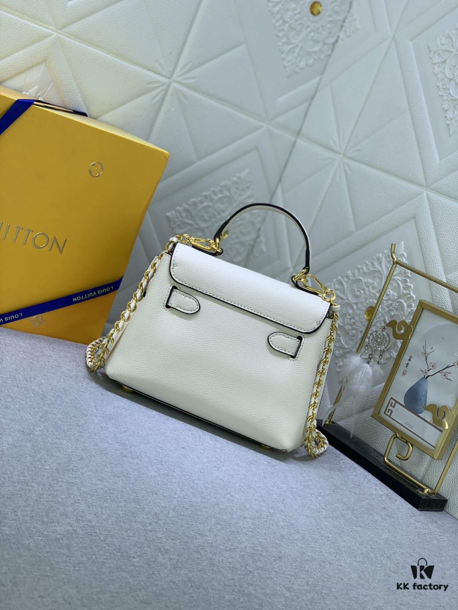 Upgraded Original M22626 M21088 M21052 M20997 This Season, the Petite Lockme Ever Mini Bag Features Fashionable New Hues in Grained Calfskin Leather