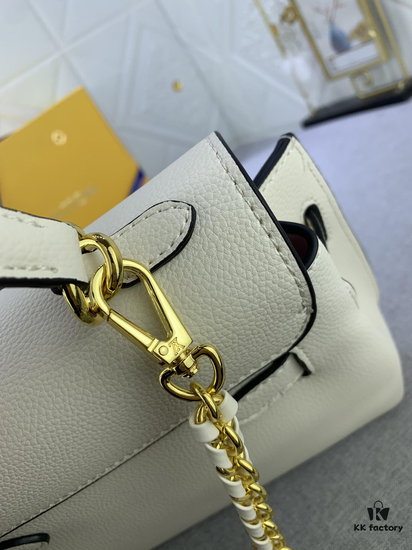 Upgraded Original M22626 M21088 M21052 M20997 This Season, the Petite Lockme Ever Mini Bag Features Fashionable New Hues in Grained Calfskin Leather