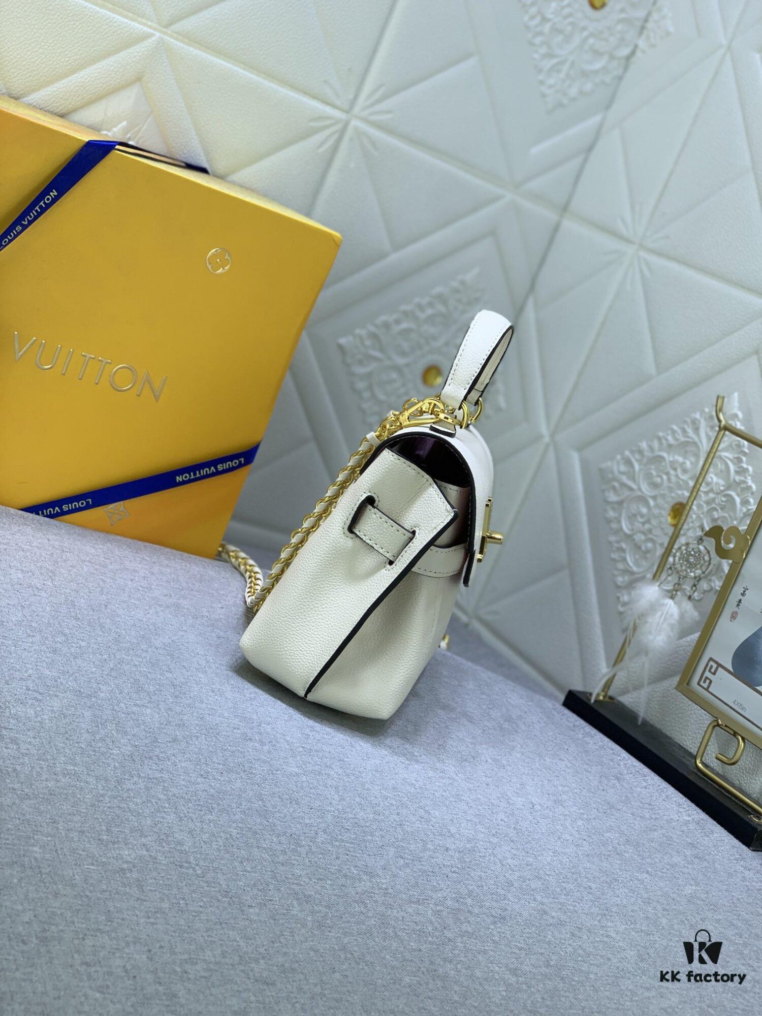 Upgraded Original M22626 M21088 M21052 M20997 This Season, the Petite Lockme Ever Mini Bag Features Fashionable New Hues in Grained Calfskin Leather