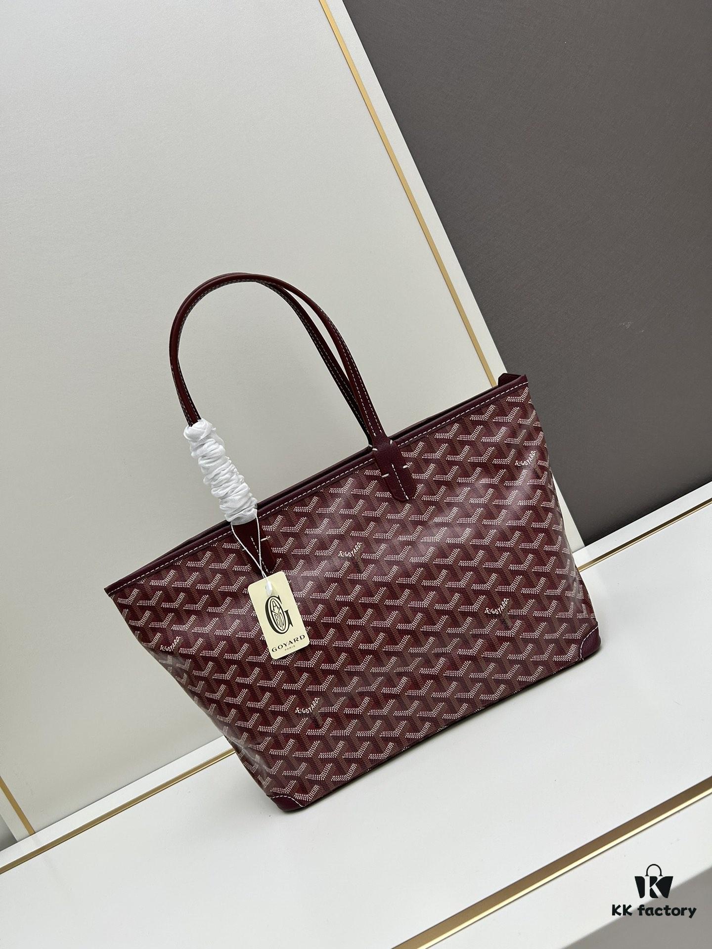 69306bb96e68136f4d9a5157 Small Artois Small Bag (Zippered Tote) – a tribute to the iconic Saint Louis bag, featuring a structured design with enhanced security and privacy through leather corner guards and a zip closure. It includes a removable interior pouch for organizing your belongings. The Artois Small Bag has longer handles than the Saint Louis Small Bag, offering easier carrying.