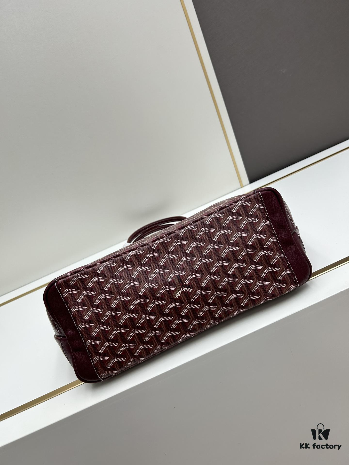 69306bb96e68136f4d9a5158 Small Artois Small Bag (Zippered Tote) – a tribute to the iconic Saint Louis bag, featuring a structured design with enhanced security and privacy through leather corner guards and a zip closure. It includes a removable interior pouch for organizing your belongings. The Artois Small Bag has longer handles than the Saint Louis Small Bag, offering easier carrying.