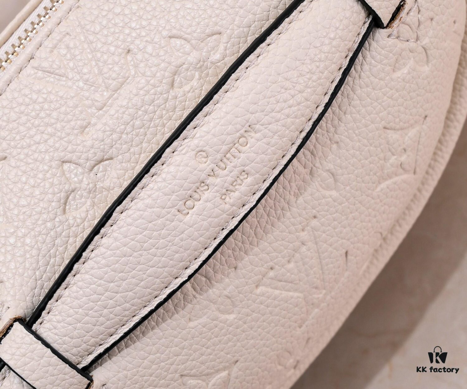 Exclusive Real Shot - Upgraded Version ‼️ Genuine Leather 🔥 Original Hardware with Full Steel Zipper Pulls 🐂 NEW WAVE Waist Bag M44812 Black White